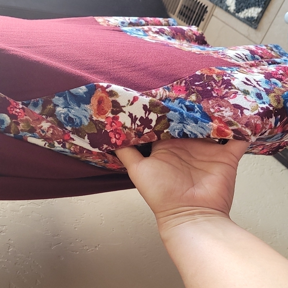 Resort to Style Wine Floral Tunic with POCKETS M - Picture 3 of 7